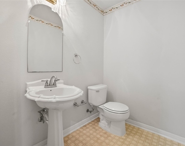 1911 Cedar Bend Dr - Photo Thumbnail 32