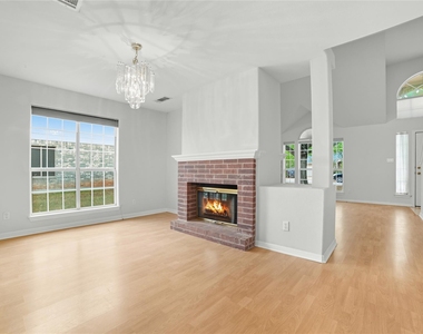 1911 Cedar Bend Dr - Photo Thumbnail 5