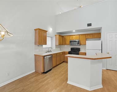1911 Cedar Bend Dr - Photo Thumbnail 10
