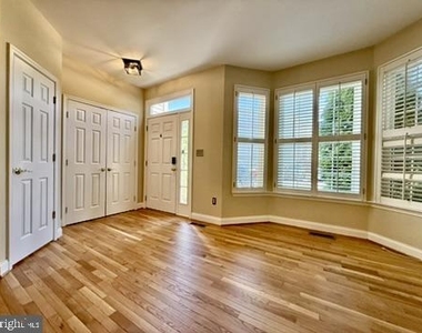 832 Stonehurst Court - Photo Thumbnail 1