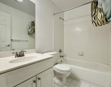 832 Stonehurst Court - Photo Thumbnail 13