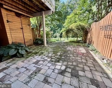 832 Stonehurst Court - Photo Thumbnail 14