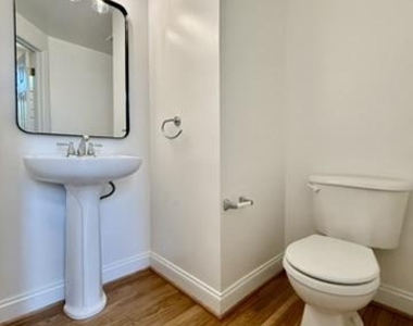 832 Stonehurst Court - Photo Thumbnail 7