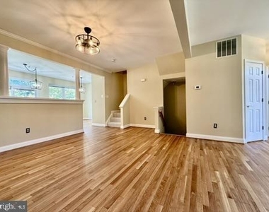 832 Stonehurst Court - Photo Thumbnail 8