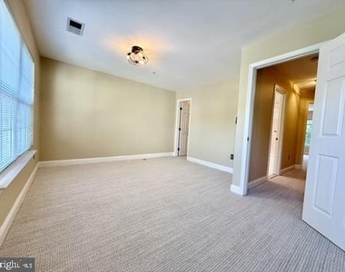 832 Stonehurst Court - Photo Thumbnail 17