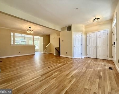 832 Stonehurst Court - Photo Thumbnail 2