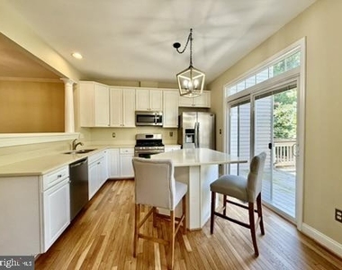 832 Stonehurst Court - Photo Thumbnail 3