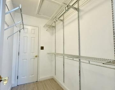 832 Stonehurst Court - Photo Thumbnail 18