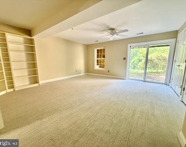 832 Stonehurst Court - Photo Thumbnail 9