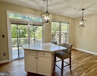 832 Stonehurst Court - Photo Thumbnail 4
