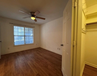 7685 Northcross Dr - Photo Thumbnail 4