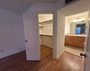 7685 Northcross Dr - Photo Thumbnail 11