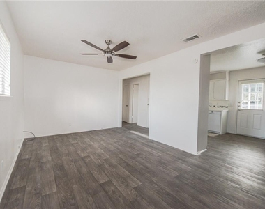 1600 Parker Ln - Photo Thumbnail 7
