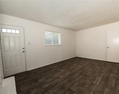 1600 Parker Ln - Photo Thumbnail 11