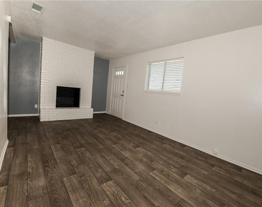 1600 Parker Ln - Photo Thumbnail 12