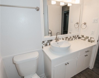 1600 Parker Ln - Photo Thumbnail 14