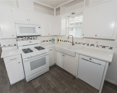 1600 Parker Ln - Photo Thumbnail 9