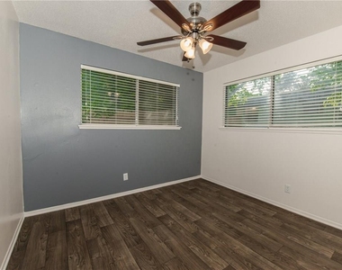 1600 Parker Ln - Photo Thumbnail 18