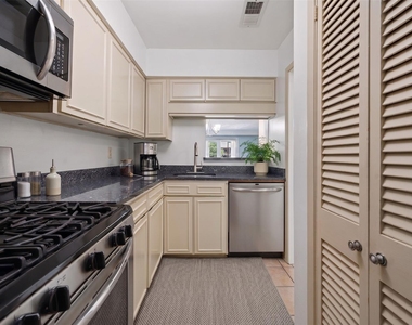 7920 Rockwood Ln - Photo Thumbnail 3