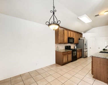 19009 Leigh Ln - Photo Thumbnail 8