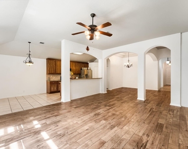 19009 Leigh Ln - Photo Thumbnail 7