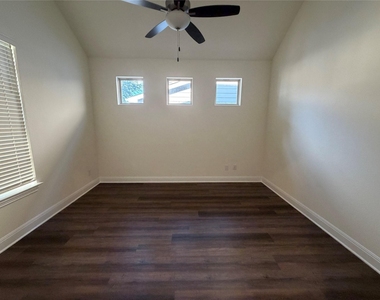 1504 Sibley Way - Photo Thumbnail 4