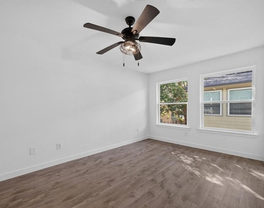 2124 Burton Dr - Photo Thumbnail 11