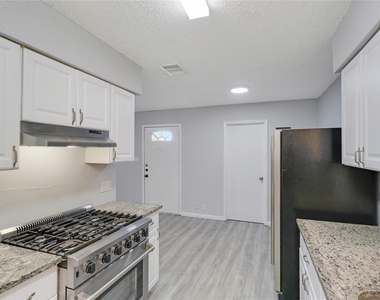 6920 Bennett Ave - Photo Thumbnail 4
