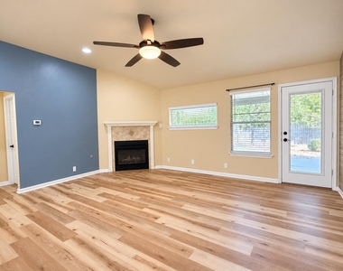 807 Hilltop Dr - Photo Thumbnail 3