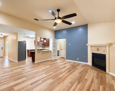 807 Hilltop Dr - Photo Thumbnail 4