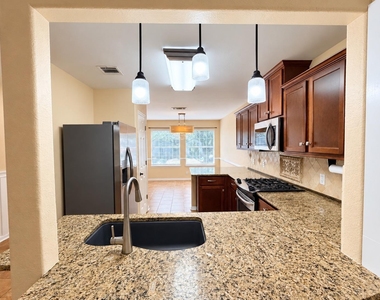807 Hilltop Dr - Photo Thumbnail 5