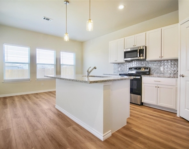 511 Whirlaway Dr - Photo Thumbnail 5