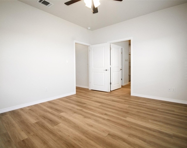 511 Whirlaway Dr - Photo Thumbnail 14