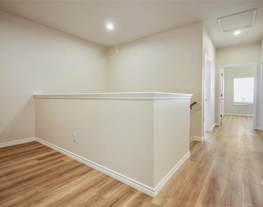 511 Whirlaway Dr - Photo Thumbnail 12