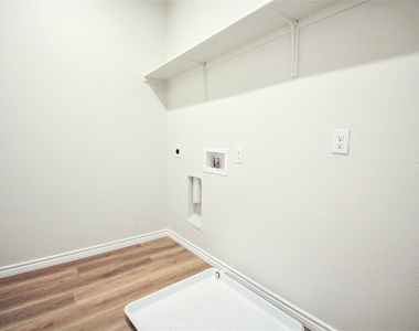 511 Whirlaway Dr - Photo Thumbnail 19