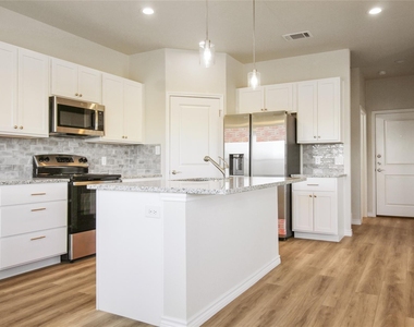 511 Whirlaway Dr - Photo Thumbnail 6
