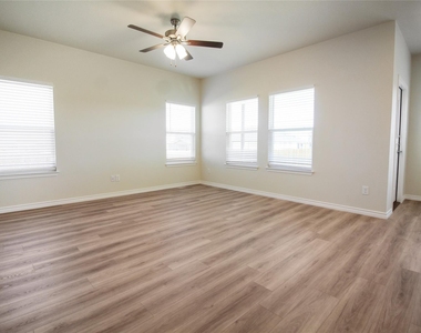 511 Whirlaway Dr - Photo Thumbnail 4