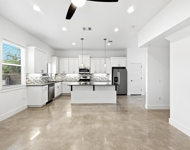 6213 Felix Ave - Photo Thumbnail 5