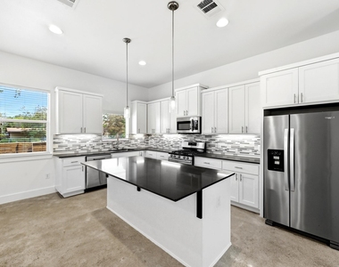 6213 Felix Ave - Photo Thumbnail 9