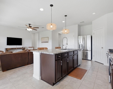 1100 S San Marcos St - Photo Thumbnail 4