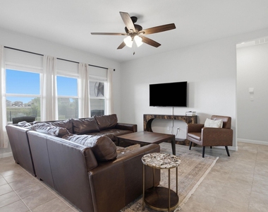 1100 S San Marcos St - Photo Thumbnail 9