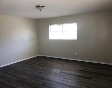 718 Hogan Dr - Photo Thumbnail 4