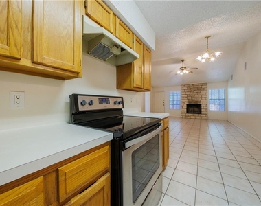 8810 Piney Point Dr - Photo Thumbnail 10