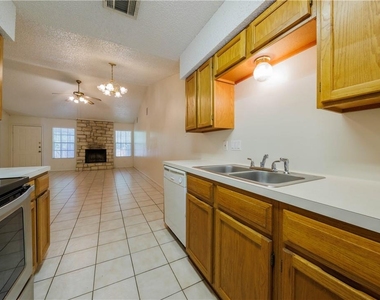 8810 Piney Point Dr - Photo Thumbnail 11