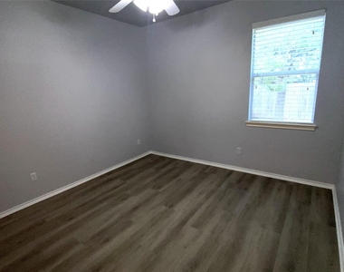 2313 Lou John St - Photo Thumbnail 13
