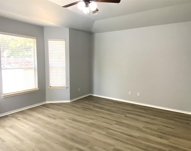 2313 Lou John St - Photo Thumbnail 8