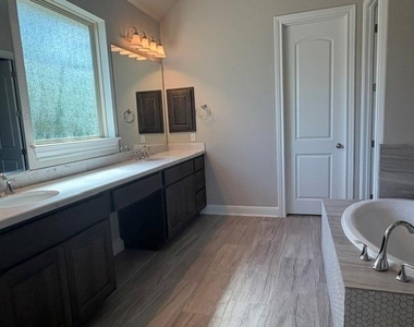 467 Jacksdaw Dr - Photo Thumbnail 9