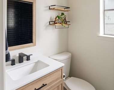 304 Skyloop Dr - Photo Thumbnail 15