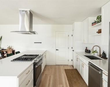 304 Skyloop Dr - Photo Thumbnail 2