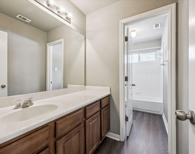 701 Crestwood Ln - Photo Thumbnail 9